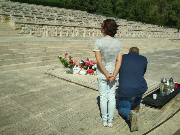 Questa immagine ha l'attributo alt vuoto; il nome del file è montecassino-war-tours-visitors-19-knee.jpeg