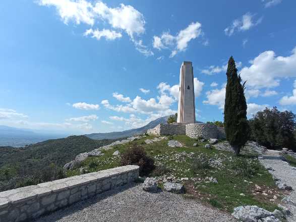 Questa immagine ha l'attributo alt vuoto; il nome del file è montecassino-war-tours-obelisk.jpg